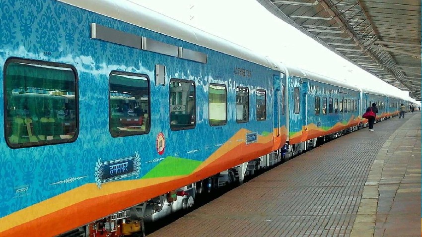 Indian Railways: कई ट्रेनों में बढ़ाई जाएगी डिब्बों की संख्या, इस गाड़ी में अब पैंट्री की भी मिलेगी सुविधाएं, पढ़ें पूरी डिटेल्स