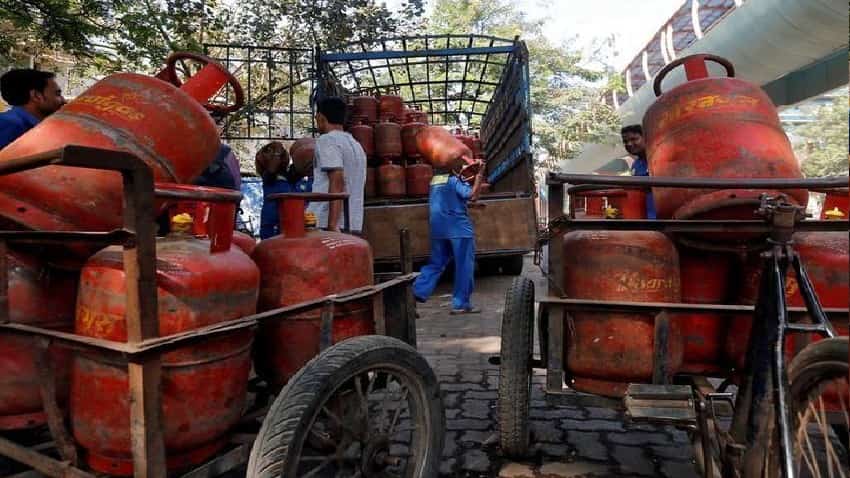 LPG Gas Cylinder Price: एलपीजी सिलेंडर की कीमतों में भारी कटौती, आज से इतना हो गया सस्ता, जानिए नए रेट्स