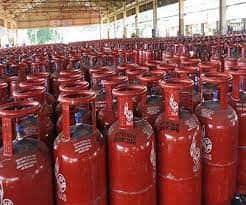 LPG सिलेंडर का लाल रंग क्यों? हर गैस के सिलेंडर का रंग अलग, जानें किस देश ने चुना कौन सा रंग