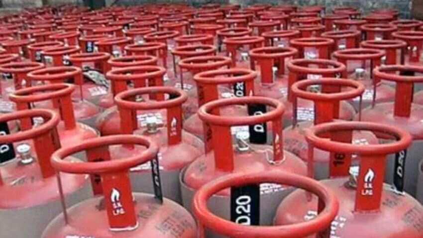 LPG Gas Price: 1 अक्टूबर की सुबह सुबह आई खुशखबरी, सस्ता हो गया गैस सिलेंडर, चेक करें नया रेट