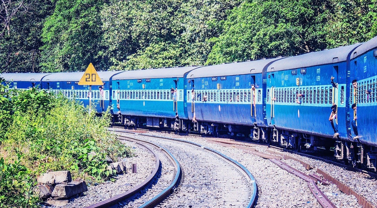 Railway Recruitment 2022: रेलवे में दसवीं पास के लिए निकली 3 हजार से अधिक पदों पर वैकेंसी, यहां करना है अप्लाई