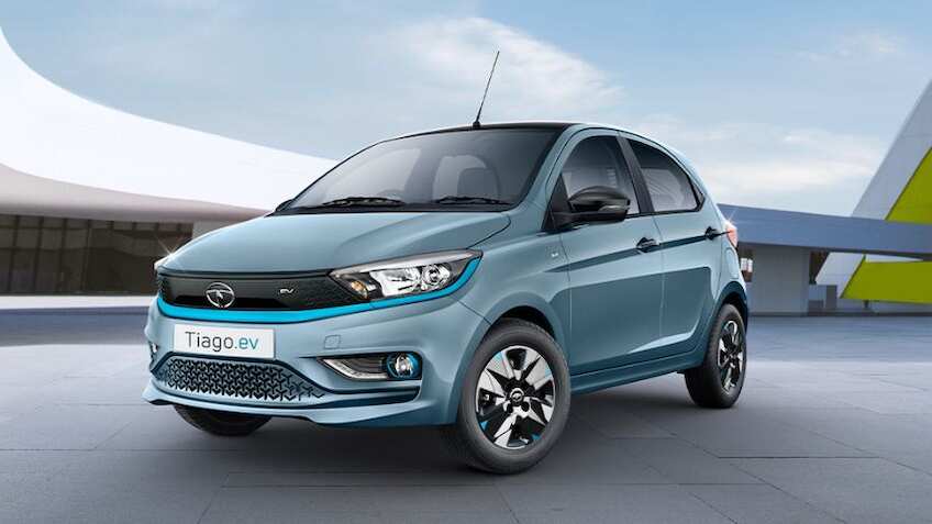Tata Tiago EV बुकिंग पर टूट पड़ी पब्लिक, इतना प्रेशर आया कि वेबसाइट का भी निकला दम