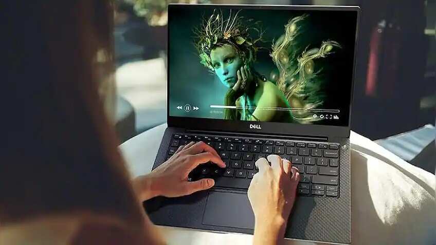 PIB Fact Check: क्या आपके पास भी 'छात्रों को मुफ्त लैपटॉप' मिलने वाला मैसेज आया, यहां जानें इस दावे का मतलब