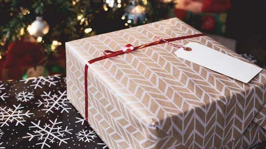 Money Guru: दिवाली पर मिले गिफ्ट पर भी देना होगा टैक्स? जानिए क्या है उपहारों पर टैक्स का गणित