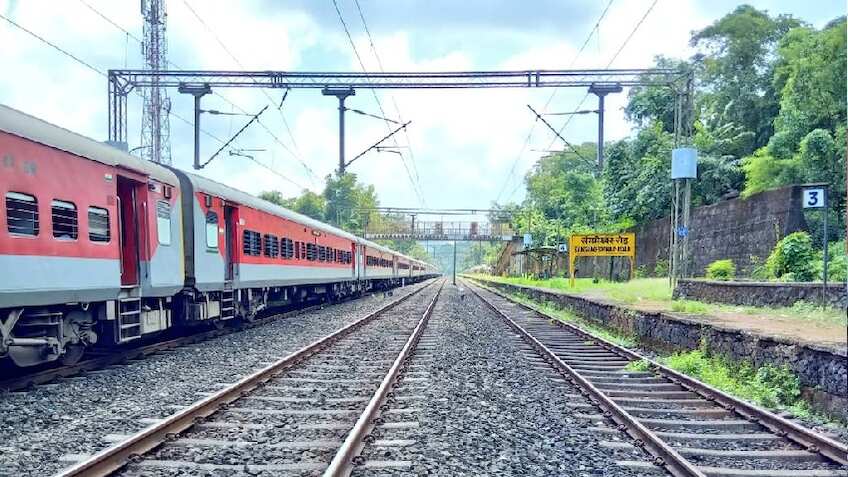 Indian Railways: उत्तर प्रदेश से होकर गुजरने वाली कई ट्रेनें रद्द, आफत में फंसने से पहले चेक कर लें लिस्ट