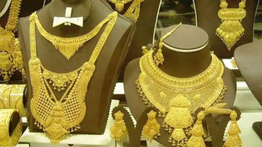 Gold Price Today: दीवाली से पहले लगातार उतार-चढ़ाव देख रहा सोना, आज 10 ग्राम गोल्ड की ये है कीमत