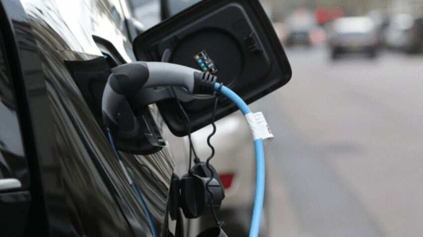 Electric Car खरीदने की सोच रहे हैं? जानिए कौन से बैंक ऑफर कर रहा सबसे सस्ता कार लोन