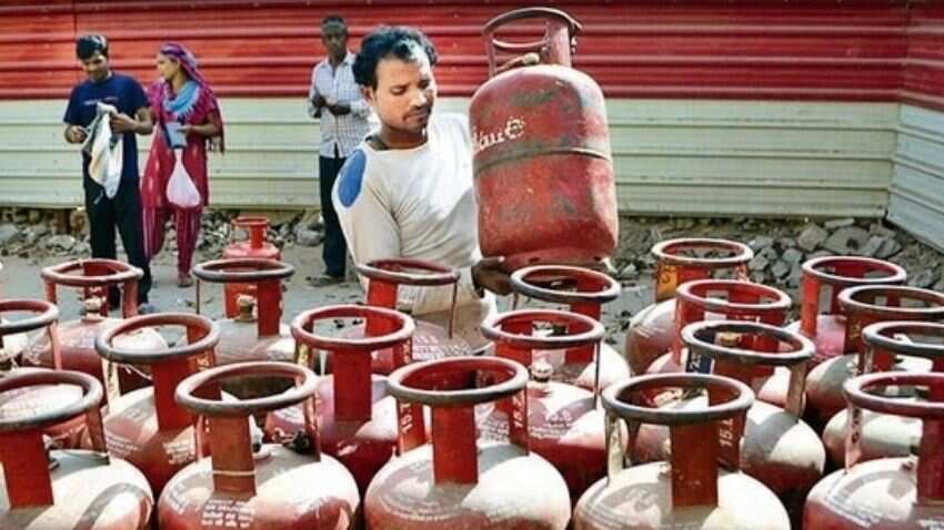 LPG Gas Cylinder Price: लगातार पांचवें महीने कमर्शियल गैस सिलिंडर का भाव घटा, आज 115 रुपए की कटौती, जानें लेटेस्ट प्राइस