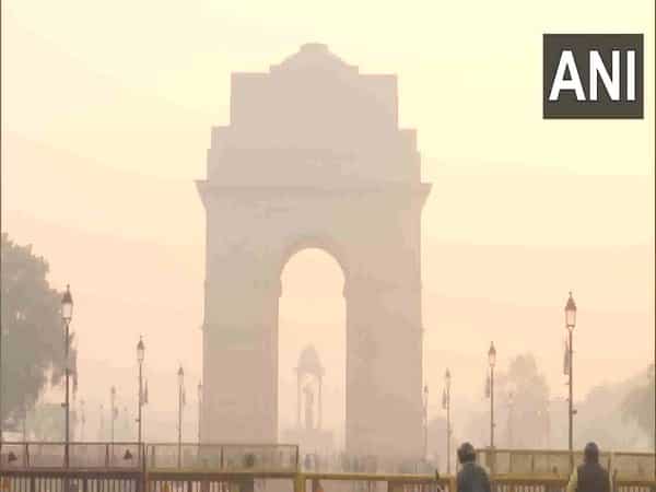 Delhi Weather: दिल्ली में वायु प्रदूषण से मिली थोड़ी राहत, AQI 320 किया गया दर्ज, लेकिन अब भी सांस-संबंधी बीमारियों का खतरा