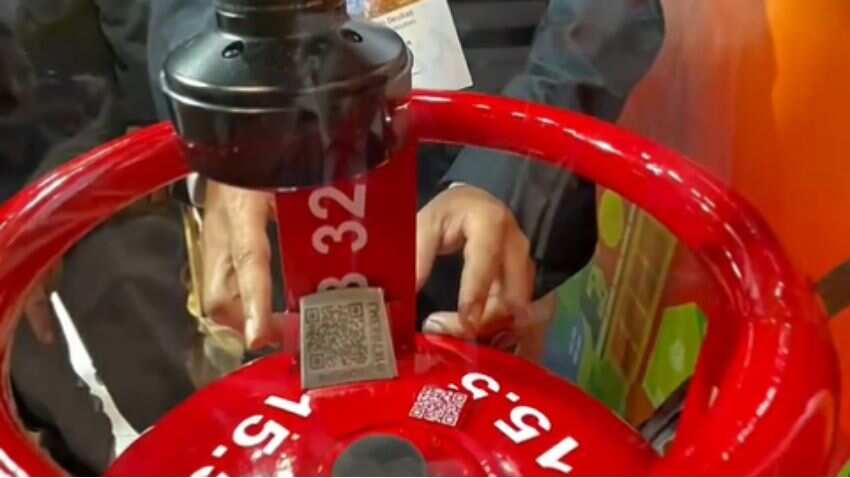 LPG Cylinder पर बड़ी खबर! गैस चोरी करने वालों की खैर नहीं, अब QR कोड के साथ आएगा आपके किचन का सिलेंडर