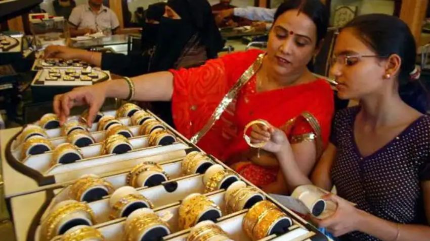 Gold Rates Today: खरीद डालिए सोना! सस्ती हो गई गोल्ड की शॉपिंग, चांदी भी लगभग 900 रुपये गिरी
