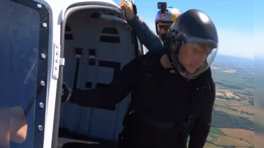 Tom Cruise Mission Impossible: हेलीकॉप्टर से कूदकर Tom Cruise  ने किया खतरनाक स्टंट, कहा- आपके प्यार के लिए शुक्रिया, हमेशा आत्मविश्वास से रहो