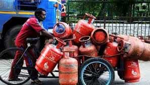 Gas Cylinder Price Hike: नये साल के पहले दिन महंगाई का झटका, इतने रुपये महंगा हुआ गैस सिलेंडर
