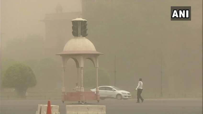 Delhi की सुबह रही सर्द, ठिठुरे लोग, खराब विजिबिलिटी से फ्लाइट-ट्रेन में हुई देरी, जानें कैसा रहा पॉल्यूशन का हाल