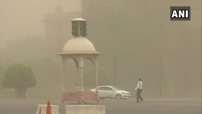 Delhi की सुबह रही सर्द, ठिठुरे लोग, खराब विजिबिलिटी से फ्लाइट-ट्रेन में हुई देरी, जानें कैसा रहा पॉल्यूशन का हाल