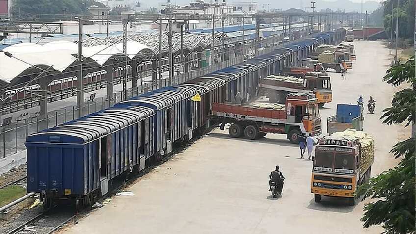 भारतीय रेल ने 9 महीनों में माल ढुलाई से कमाए 1,20,478 करोड़ रुपये, पिछले साल के मुकाबले 16 फीसदी ज्यादा हुई कमाई