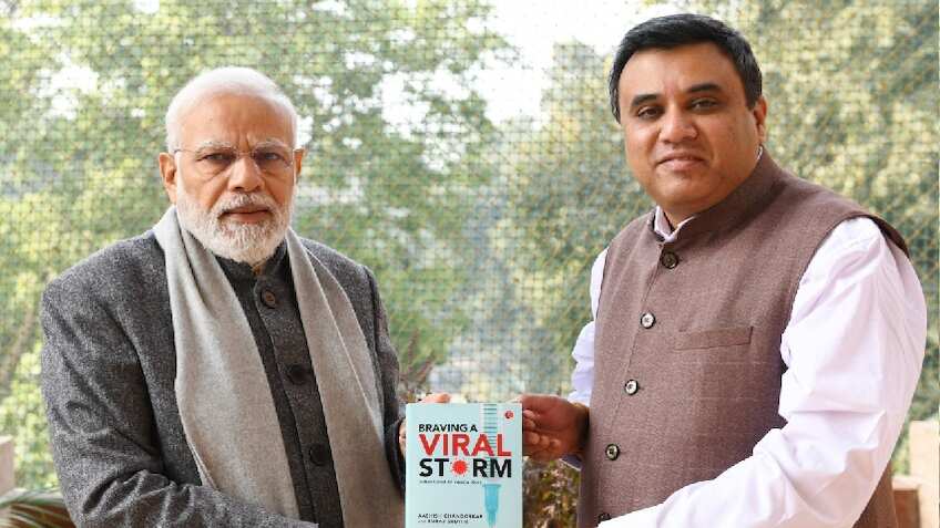 कोरोना वैक्सीन बनाने के पीछे क्या थी भारत की कहानी, स्वास्थ्य मंत्री ने लॉन्च की Braving a Viral Storm नाम की बुक