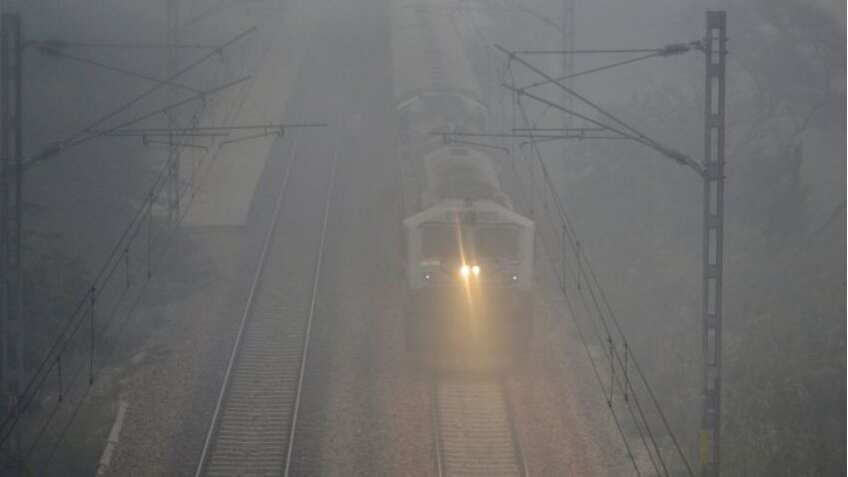 Train Cancel List: कोहरे ने बढ़ाई पैसेंजर्स की मुश्किलें, 300 से अधिक ट्रेनें हुईं कैंसिल, चेक करें अपनी गाड़ी का स्टेटस