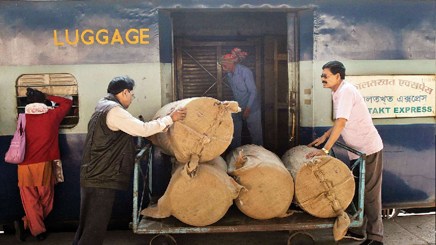 ट्रेन से पार्सल भेजने के लिए अब नहीं लगाने होंगे रेलवे स्टेशन के चक्कर, घर पर ही मिलेगी पिक-अप और डिलीवरी की सुविधा