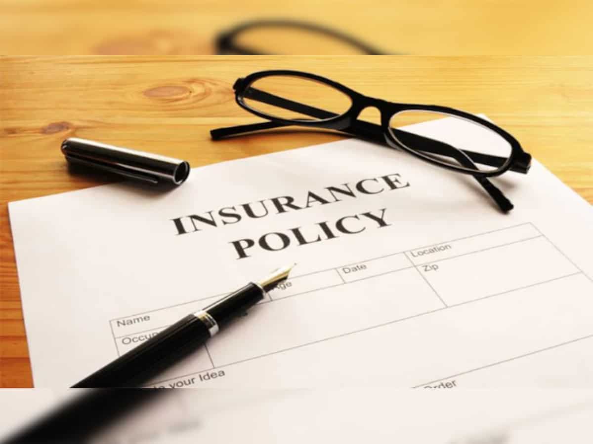 Insurance Policy लेकर फंस गए हैं? पॉलिसी पसंद नहीं तो क्या करना चाहिए? जानें आपके पास क्या है विकल्प | Zee Business Hindi
