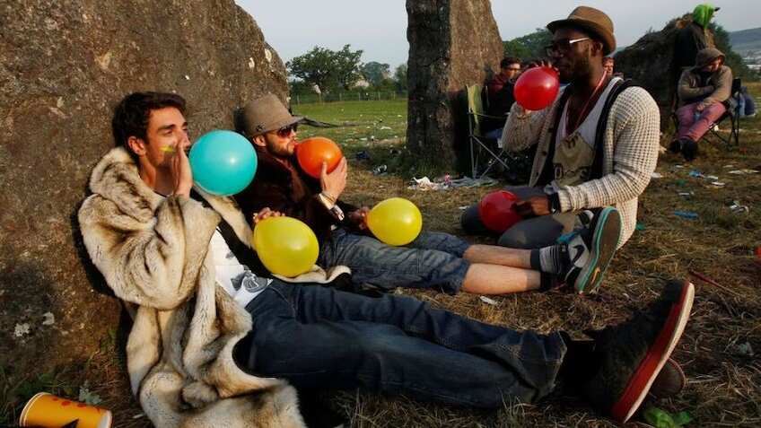 Laughing Gas Ban: हंसाने वाली गैस को बैन क्यों कर रहा है UK? इसके खतरे जानकर आप भी रह जाएंगे हैरान