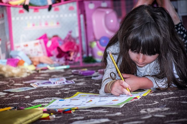 UP Education Policy: योगी सरकार ने बेटियों को दी बड़ी सौगात, दो सगी बहनों में से एक की पढ़ाई होगी फ्री