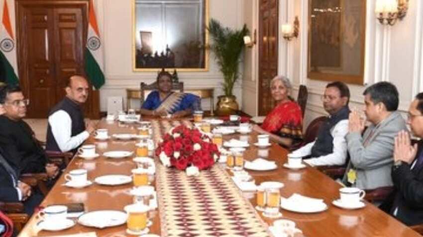राष्ट्रपति के साथ वित्त मंत्री और उनकी टीम की बैठक