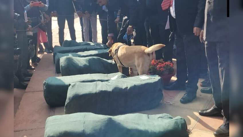 Budget 2023: ट्रक में भरकर संसद भवन लाई गईं बजट की कॉपी, 11 बजे होगी वित्त मंत्री के भाषण की शुरुआत