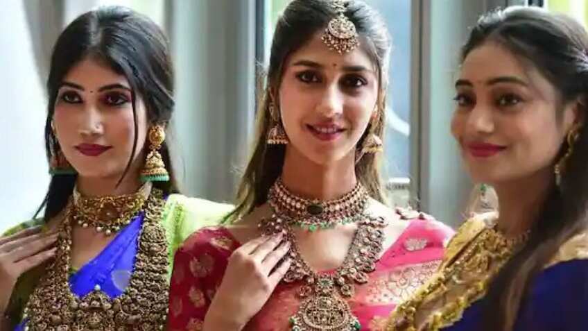 रुपए में आई 4 महीने की सबसे बड़ी गिरावट और सोना-चांदी 2100 रुपए से ज्यादा सस्ती हुई, अब आगे क्या?