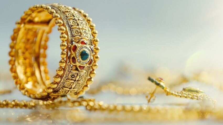Gold Price Today: सोने की कीमतों में बड़ी गिरावट, फटाफट चेक करें 10 ग्राम का नया भाव