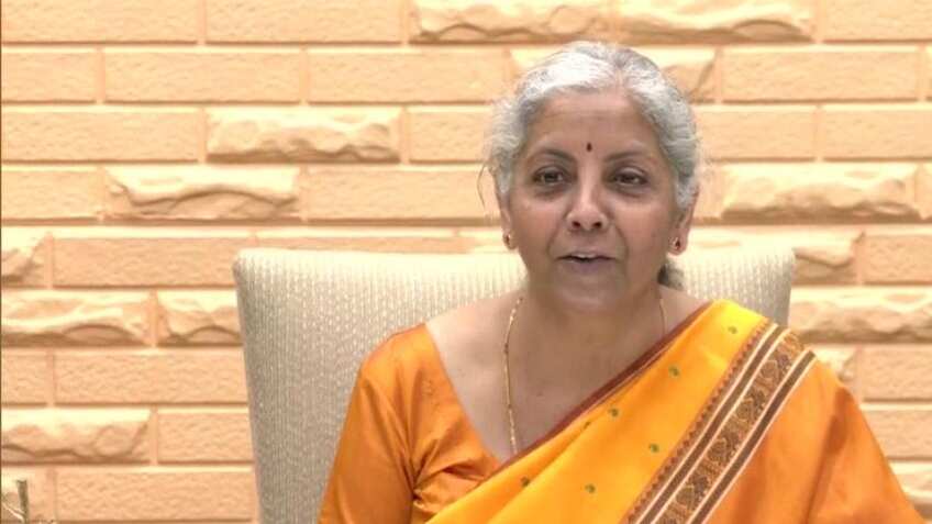 वित्त मंत्री ने नए टैक्स रिजीम के बताए फायदे, कहा- मिडिल क्लास को होगा फायदा, हाथ में बचेगा ज्यादा पैसा