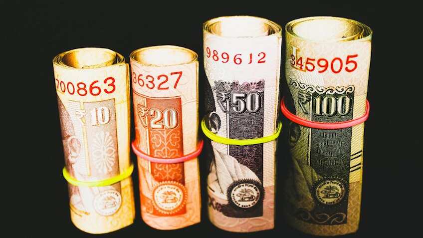 Best Bank FD Rates: इन बैंकों में मिल रहा है जमा पर तगड़ा ब्याज, चेक कर लें ₹1 लाख की डिपॉजिट पर कितना मिलेगा फायदा