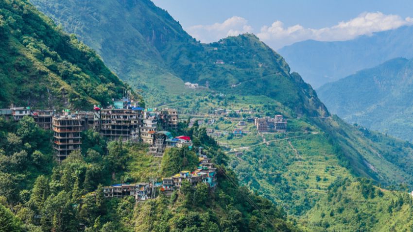 मार्च में दोस्तों के साथ है ट्रैवल का प्लान? इन डेस्टिनेशन पर करें विजिट, एडवेंचर के साथ मिलेगा पूरा फन