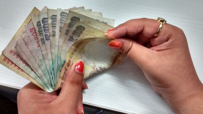 SSY में बेटी के लिए हर महीने ₹500 भी करेंगे जमा तो जोड़ लेंगे लाखों रुपए, जानें मैच्योरिटी पर मिलेगा कितना अमाउंट