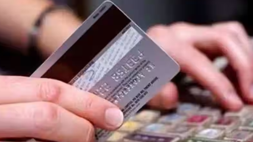 डेबिट कार्ड के मामले में ये एक गलती पड़ सकती है महंगी, खाली हो सकता है आपका अकाउंट