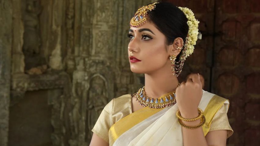 Gold Price Today 22k: संभल गया सोना! फिर 55,000 के ऊपर पहुंचा 10gm गोल्ड, चांदी लुढ़की; देखें ताजा रेट