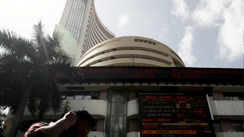 Sensex की टॉप 10 में से 8 कंपनियों के मार्केट कैप में ₹1.03 लाख करोड़ की गिरावट, इस कंपनी को हुआ सबसे ज्यादा नुकसान