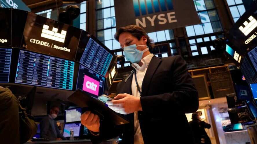 Global Market Updates: ग्लोबल मार्केट पर दबाव, डाओ जोन्स 100 अंक फिसला; सोना सस्ता हुआ