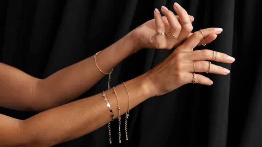 कभी 'सफेद सोने' में निवेश किया है? जानें क्या होता है White Gold और पीले सोने से कैसे होता है अलग