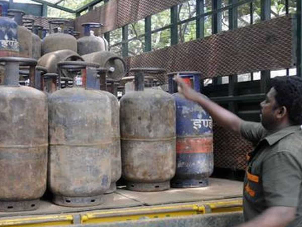 LPG Price Today: महीने के पहले दिन मिली खुशखबरी; कमर्शियल LPG सिलिंडर हुआ सस्ता, चेक करें ताजा रेट्स