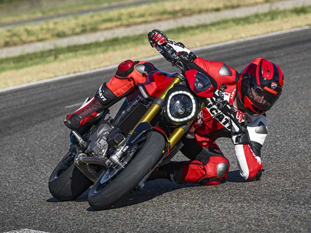ABS ऑन कॉर्नरिंग, ट्रैक्शन कंट्रोल जैसे दमदार फीचर्स से लैस है Ducati Monster SP बाइक- जानें कीमत से लेकर सबकुछ