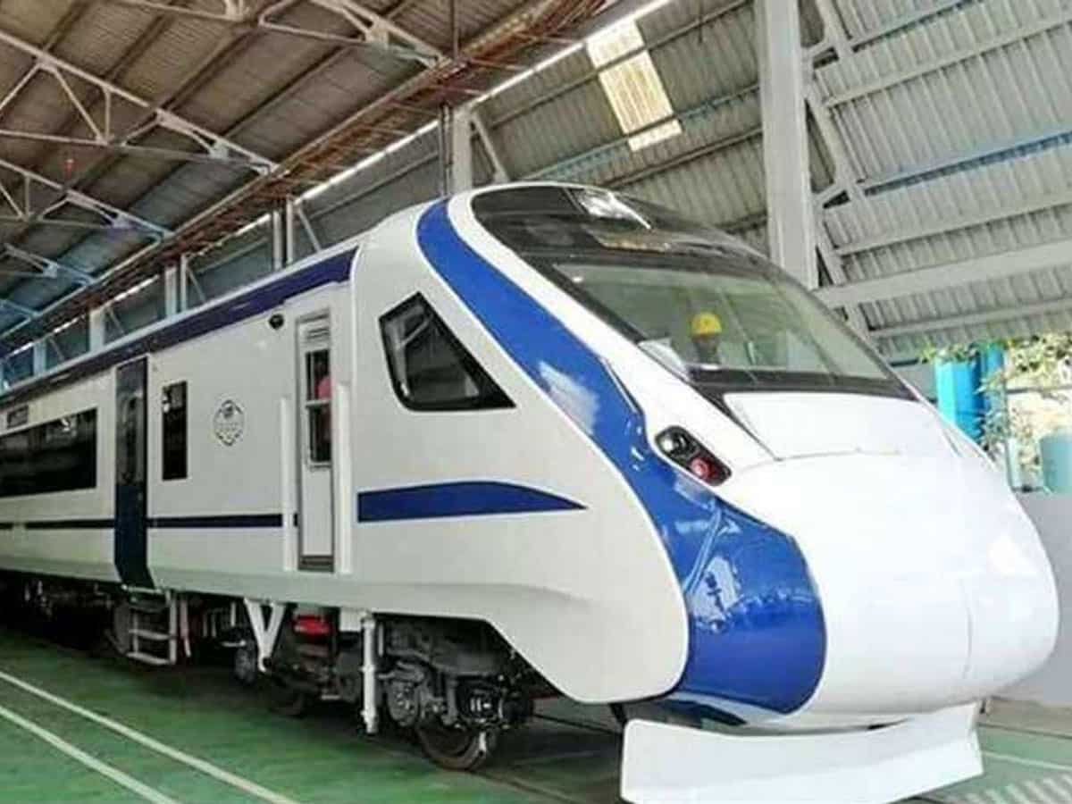 केरल में फिर हुआ वंदे भारत ट्रेन पर पथराव, शीशे पर आई खरोच, दो हफ्ते के अंदर आया दूसरा मामला | Zee Business Hindi