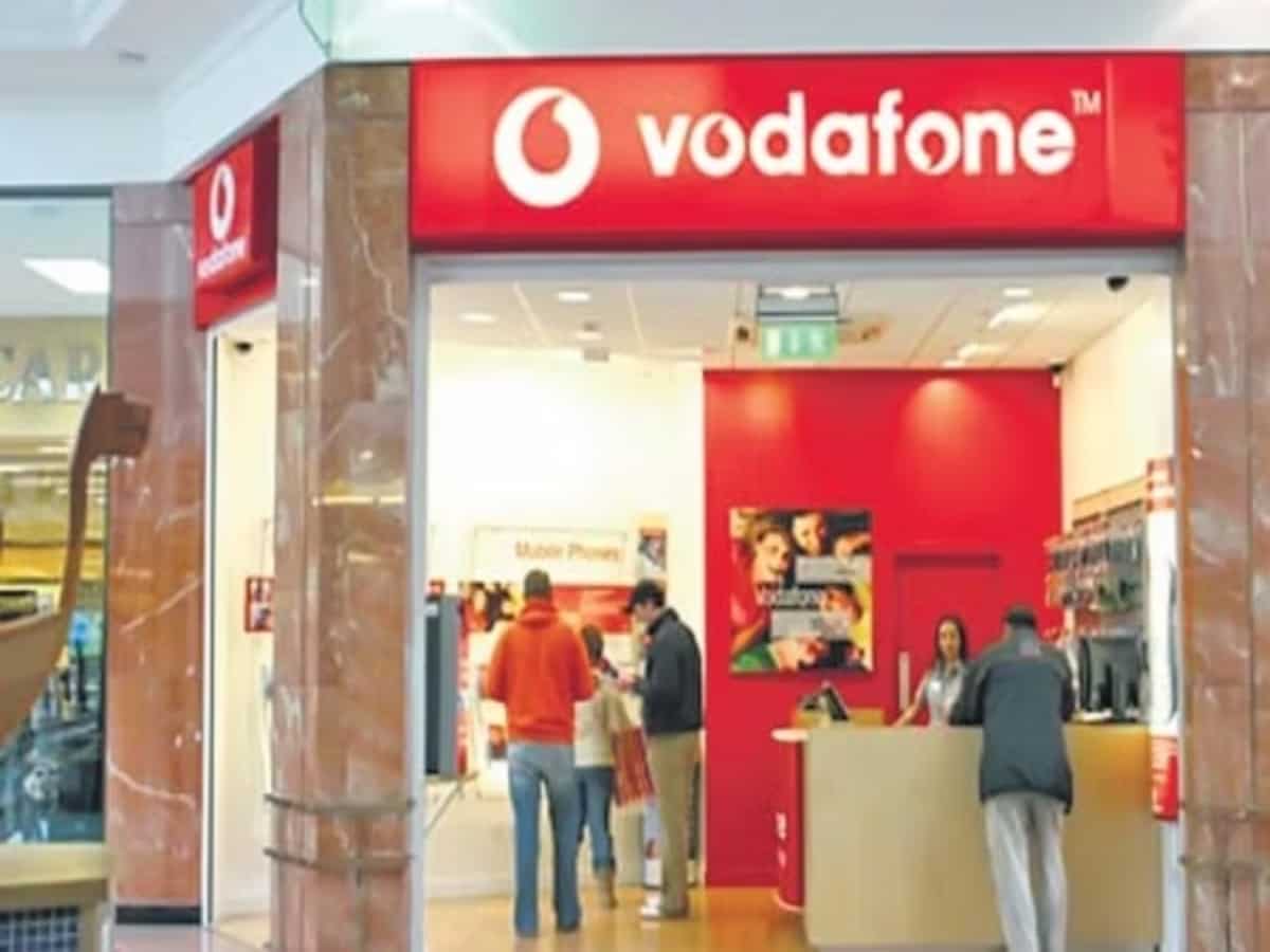 Vodafone Layoffs: वोडाफोन कर्माचारियों के लिए बड़ी खबर, अगले तीन साल में 11 हजार कर्मचारियों की होगी छंटनी