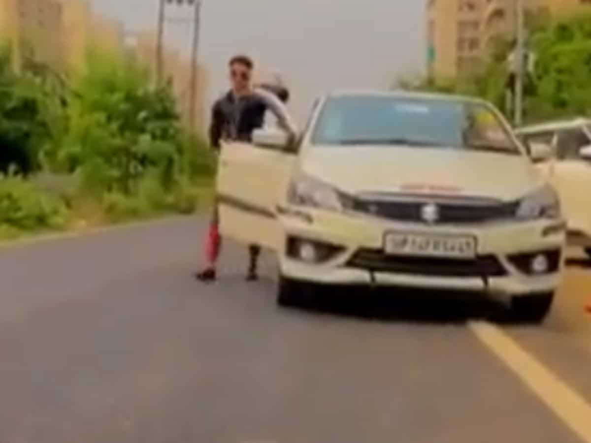 बिना ड्राइवर के चलती कार, कार पर लिखा है भारत सरकार... वायरल हो रहा जान जोखिम में डालने वाला ये वीडियो