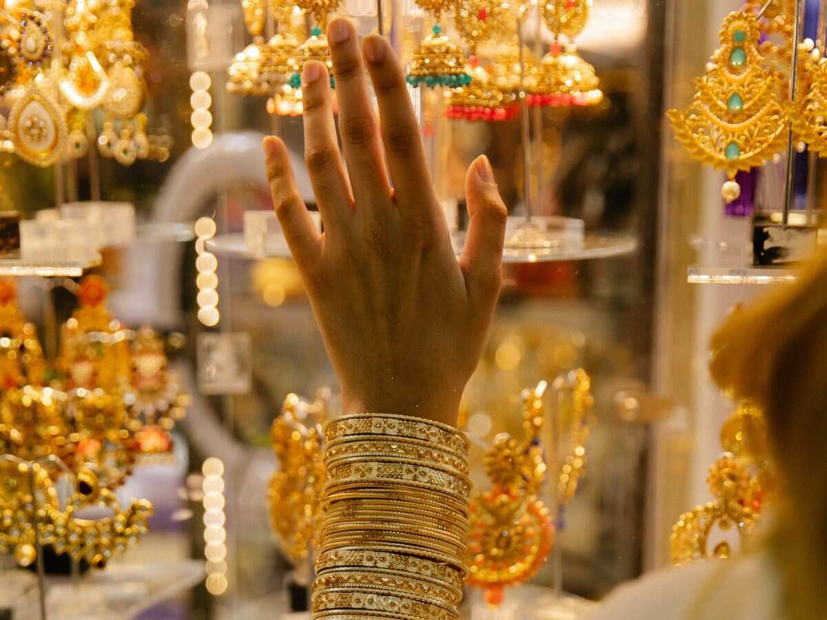 Gold Price Today: सोने-चांदी खरीदारों के लिए खुशखबरी, कीमतों आई गिरावट; खरीदारी से पहले नोट कर लें ताजा रेट