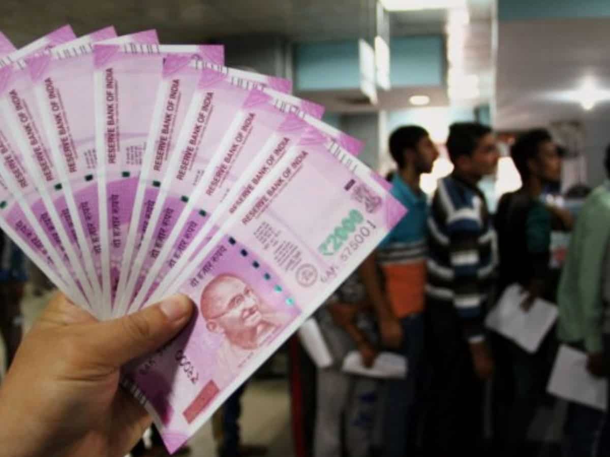 2000 रुपए का नोट सर्कुलेशन से बाहर होने का आपकी जमा पूंजी पर किस तरह होगा असर? डीटेल में समझें