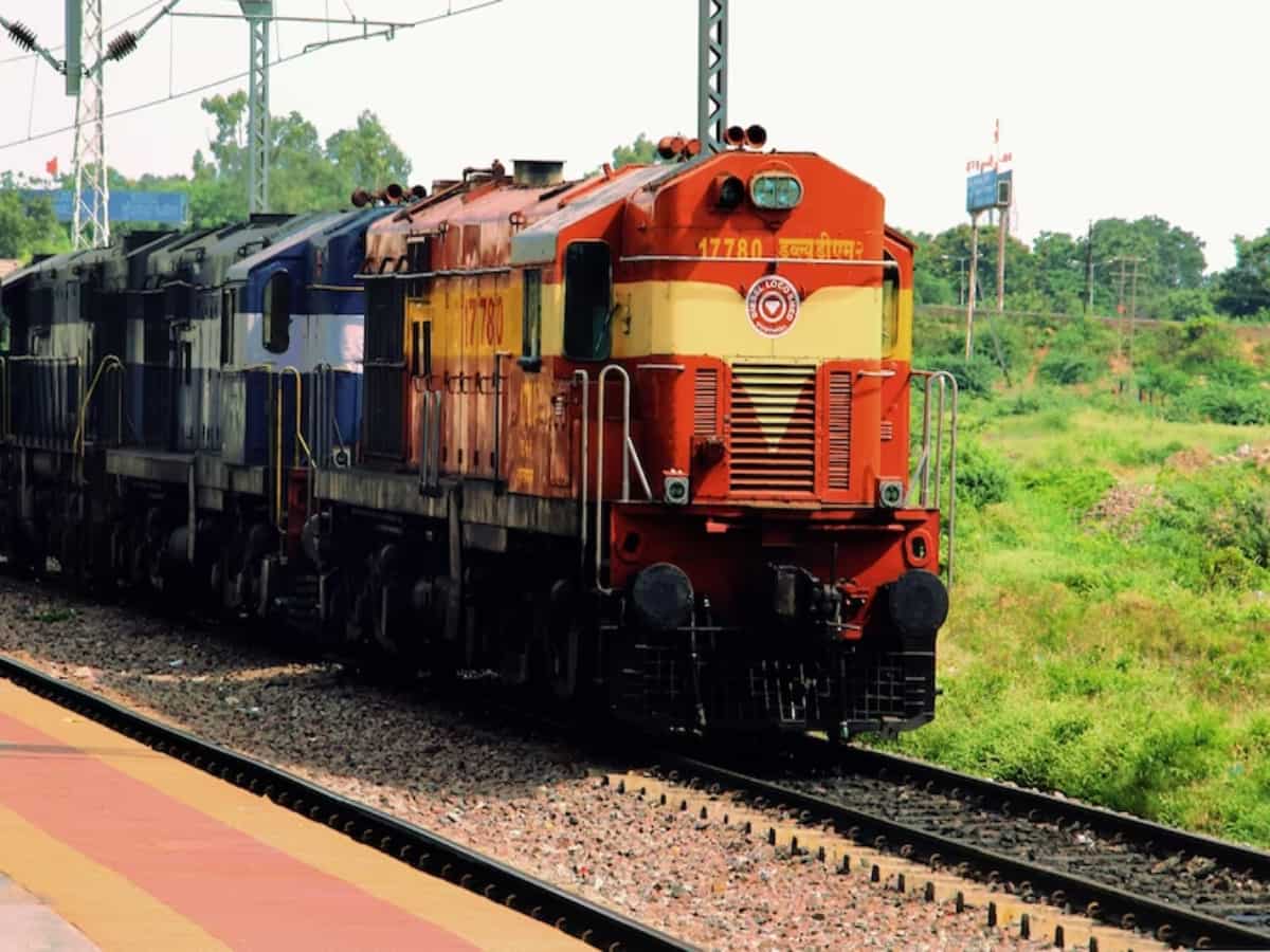 पश्चिम बंगाल जाने वाले पैसेंजर्स के लिए बड़ी खबर, रेलवे सिग्नल में खराबी से इस रूट पर घंटों ठप रही ट्रेनें