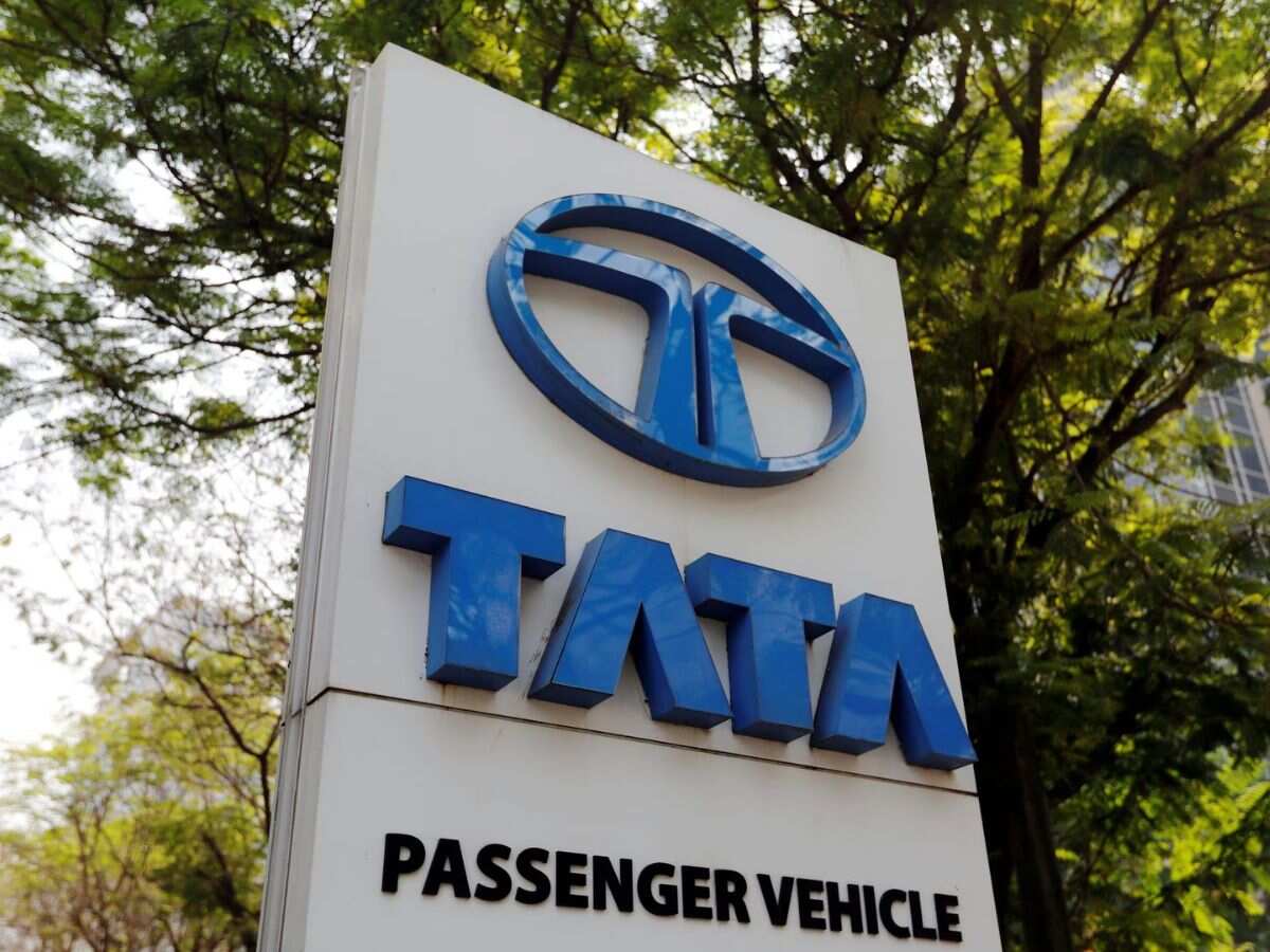 Tata Motors के शेयर की रफ्तार पर लगेगा ब्रेक? पोर्टफोलियो में है तो बेचें या होल्‍ड करें, तुरंत चेक करें ब्रोकरेज की स्‍ट्रैटजी