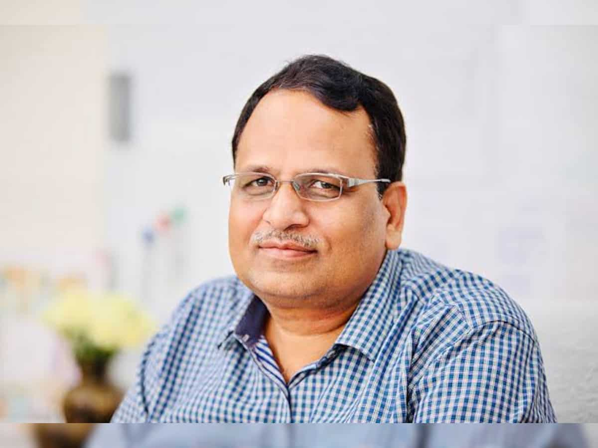 Satyendra Jain: दिल्ली के पूर्व मंत्री सत्येंद्र जैन को मिली जमानत, इलाज के लिए एक साल बाद कोर्ट ने दी राहत