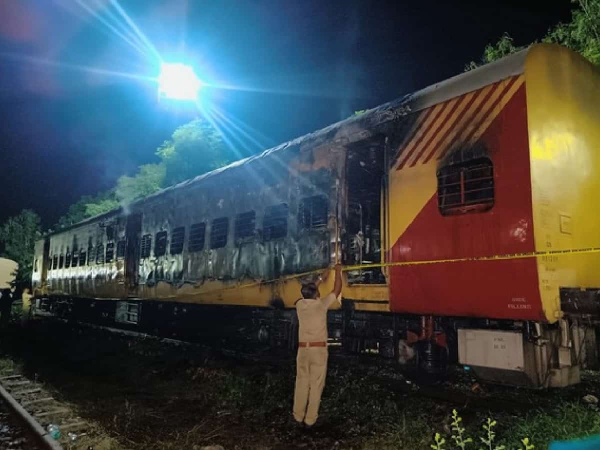 Kerala Fire Incident: केरल में एक बार फिर लगी ट्रेन में आग, पूरी बोगी हुई जलकर खाक, हादसा या किसी की साजिश?